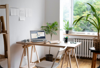 Foto de uma sala de estar com um notebook na mesa