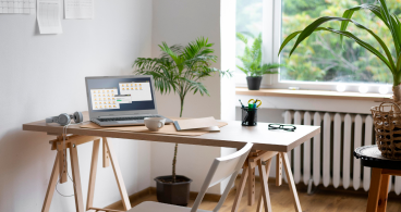 Foto de uma sala de estar com um notebook na mesa